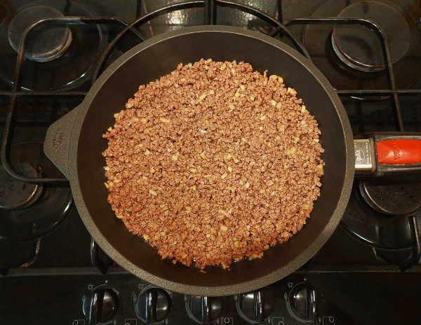 Слоеные пирожки с мясом