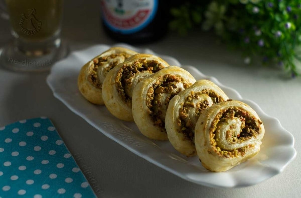 Рулетики из слоеного теста с крабовыми палочками и фисташками