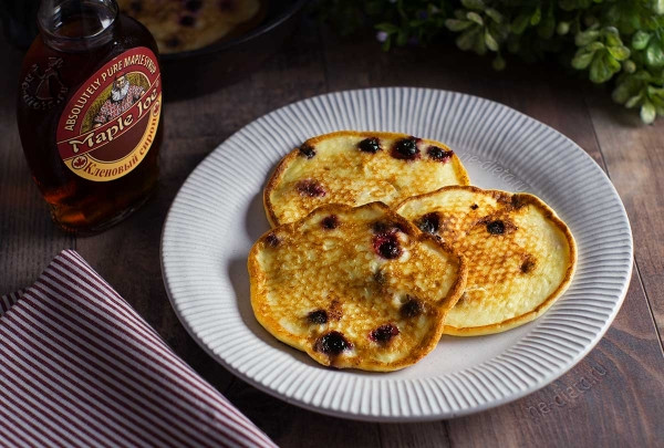 Творожные оладьи с черной смородиной