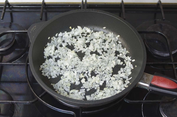 Слоеные пирожки с мясом