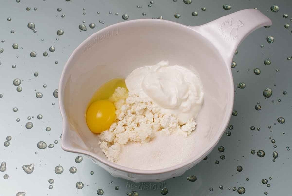 Творожные оладьи с черной смородиной