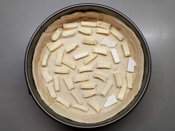 Пирог с ветчиной и сыром бри