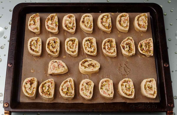 Рулетики из слоеного теста с крабовыми палочками и фисташками