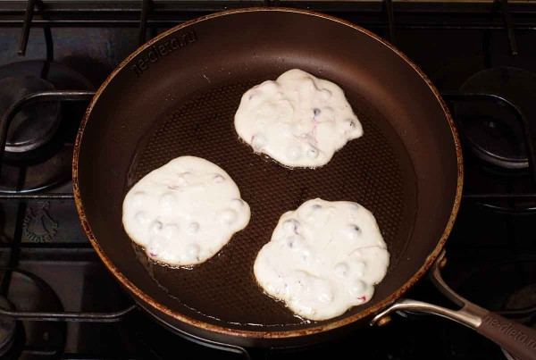 Творожные оладьи с черной смородиной