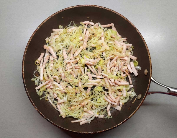 Пирог с ветчиной и сыром бри