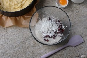 Открытый пирог с брусникой