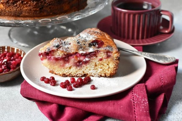 Открытый пирог с брусникой