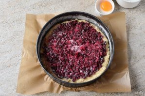 Открытый пирог с брусникой