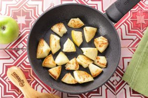 Печень с луком и яблоками