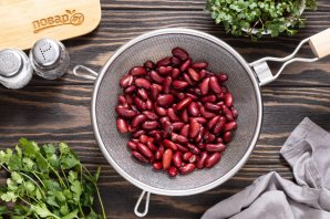 Постный салат с красной фасолью