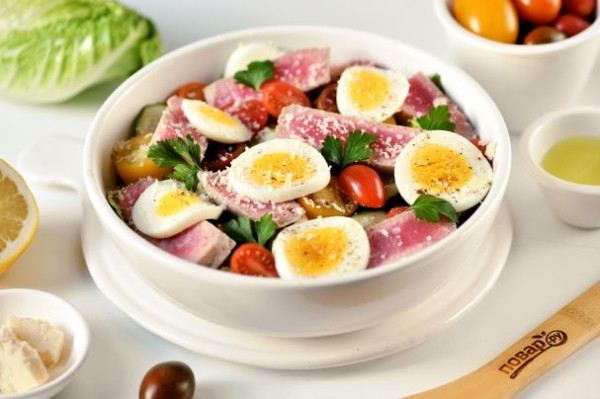 Салат с отварным тунцом Салат с отварным тунцом