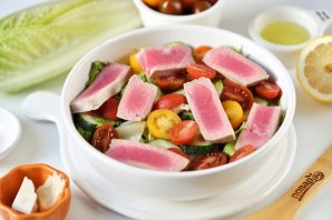 Салат с отварным тунцом Салат с отварным тунцом