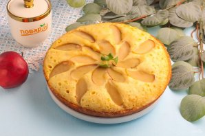 Шарлотка с яблоками на сковороде