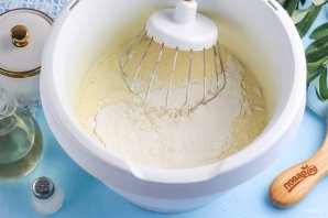 Шарлотка с яблоками на сковороде