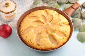 Шарлотка с яблоками на сковороде