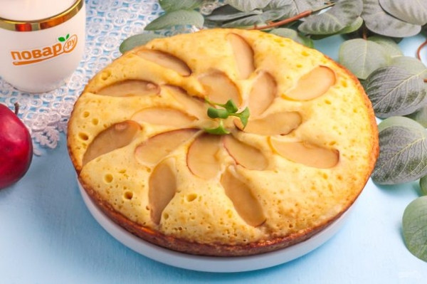 Шарлотка с яблоками на сковороде