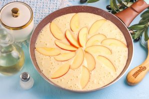 Шарлотка с яблоками на сковороде