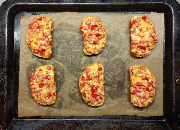 Горячие бутерброды с колбасой и сыром Горячие бутерброды с колбасой и сыром