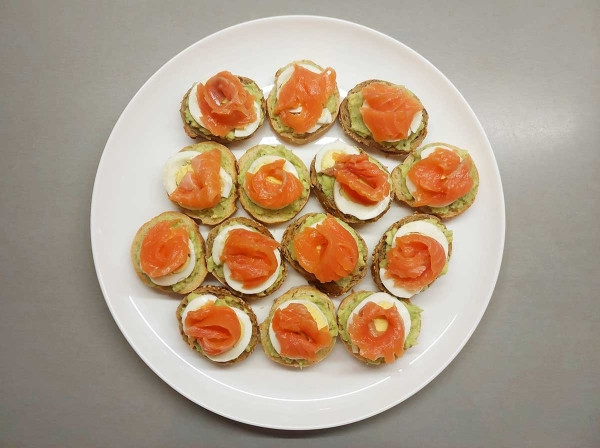 Бутерброды с семгой и авокадо