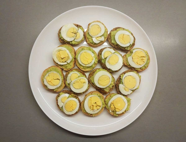 Бутерброды с семгой и авокадо