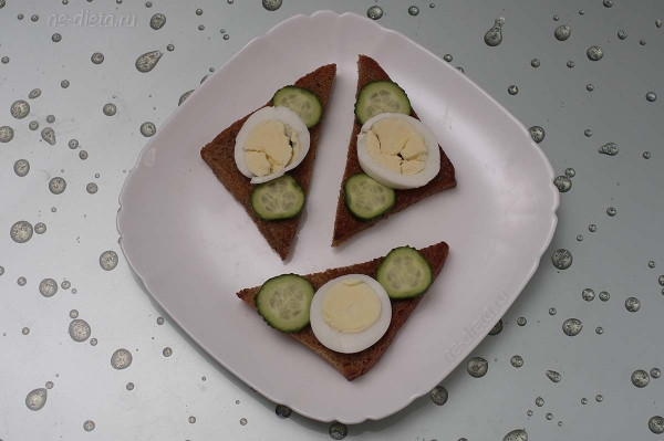 Бутерброды со шпротами и свежим огурцом Бутерброды со шпротами и свежим огурцом