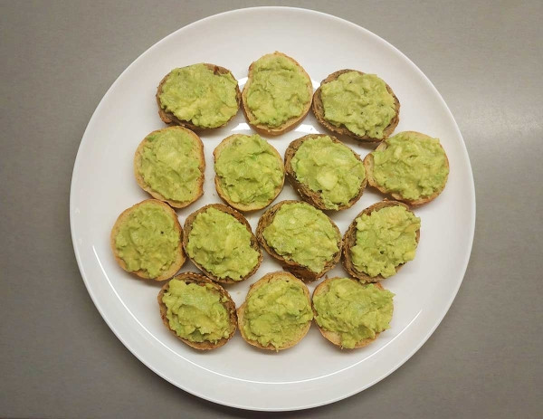 Бутерброды с семгой и авокадо