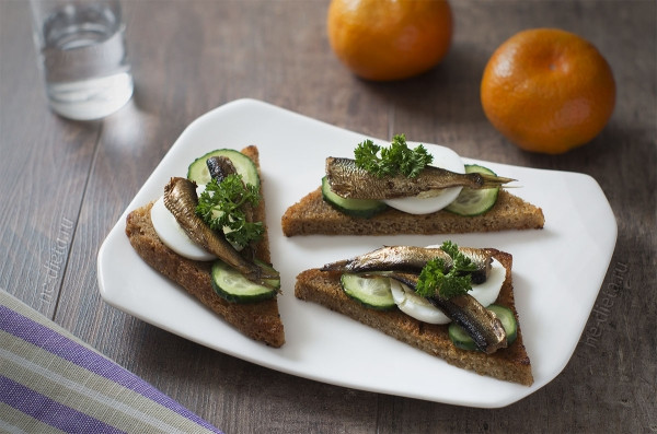 Бутерброды со шпротами и свежим огурцом Бутерброды со шпротами и свежим огурцом