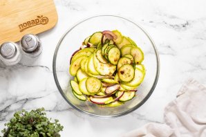 Азиатский салат из кабачка