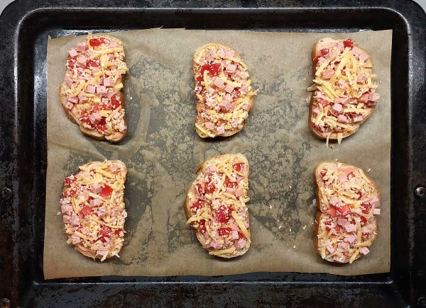 Горячие бутерброды с колбасой и сыром Горячие бутерброды с колбасой и сыром