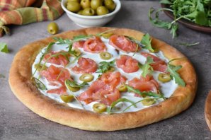 Белая пицца с лососем