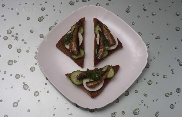 Бутерброды со шпротами и свежим огурцом Бутерброды со шпротами и свежим огурцом