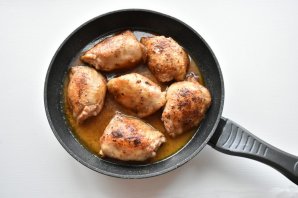 Куриные бедра в соусе