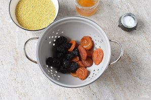 Постная пшенная каша с сухофруктами