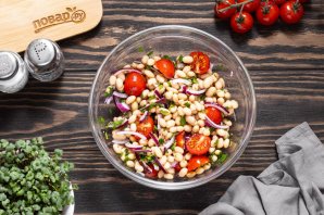 Постный салат с фасолью