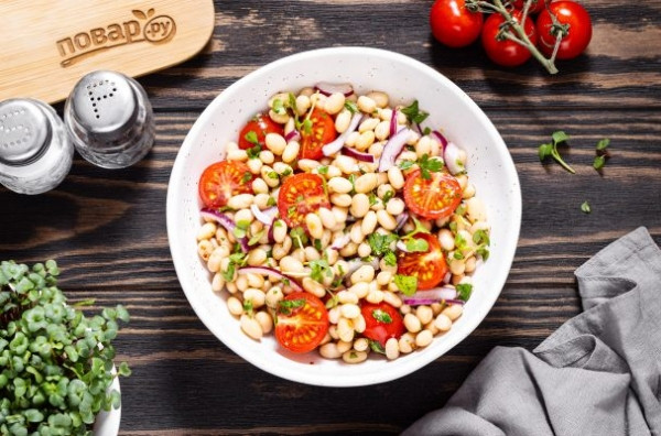 Постный салат с фасолью