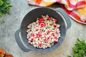 Постный салат с крабовыми палочками