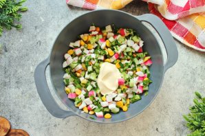 Постный салат с крабовыми палочками