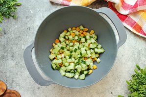 Постный салат с крабовыми палочками