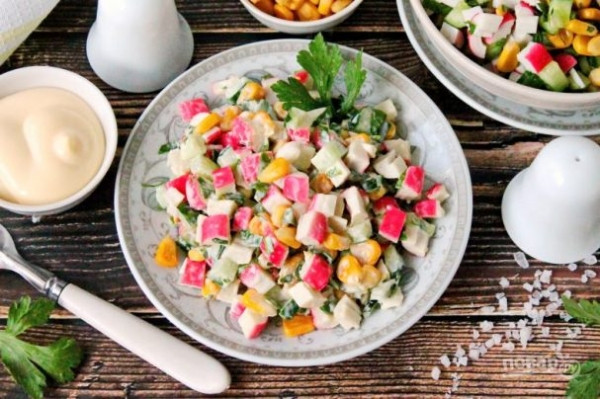 Постный салат с крабовыми палочками