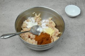 Рулет из куриной грудки с паприкой