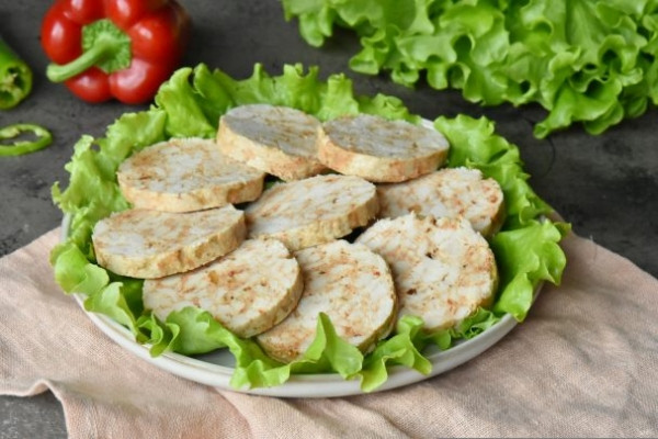 Рулет из куриной грудки с паприкой