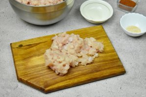 Рулет из куриной грудки с паприкой