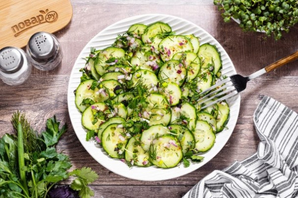 Салат из огурцов и зелени
