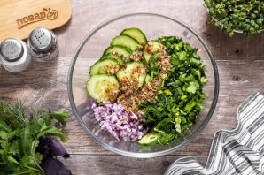 Салат из огурцов и зелени