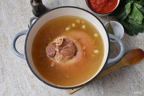 Суп из свиной рульки