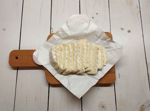 Брускетта с сыром и песто