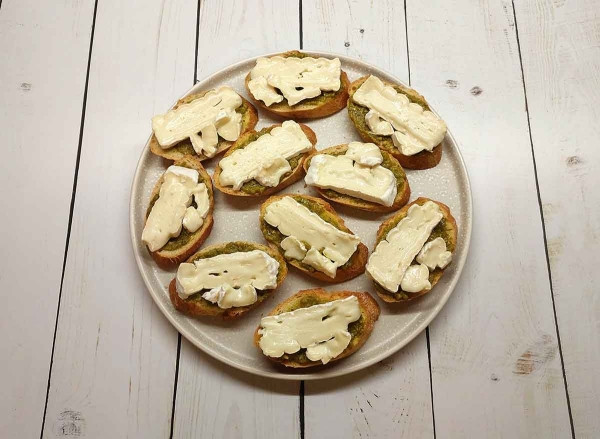 Брускетта с сыром и песто