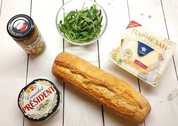 Брускетта с сыром и песто