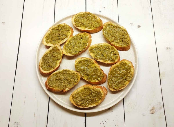 Брускетта с сыром и песто