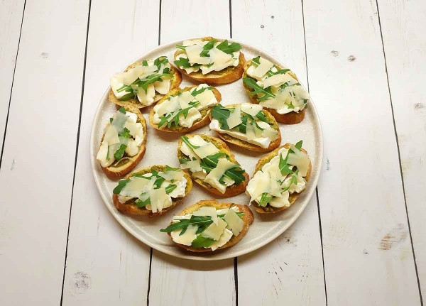 Брускетта с сыром и песто
